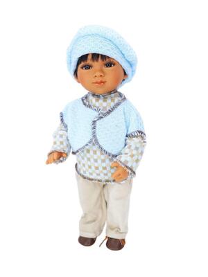 Carmen Gonzalez asiatisk dukke drengen Marco, sort hår og mørke øjne, lyseblåt og beige  tøj + 3 år - 34 cm.