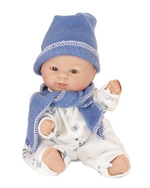 Carmen Gonzalez mini babydukke i vinyl, i Hvid sparkedragt, blå hue og halstørrklæde - 21 cm. + 2 år