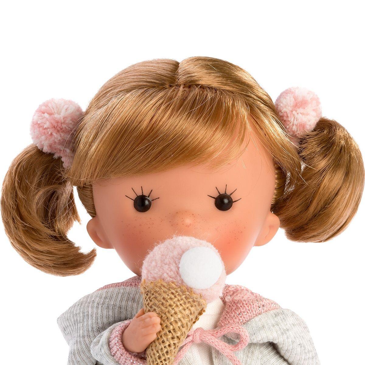Lloren, Miss Minis dukke - Pixi Pink med rødt hår, fint tøj og 26 cm. + 2 år